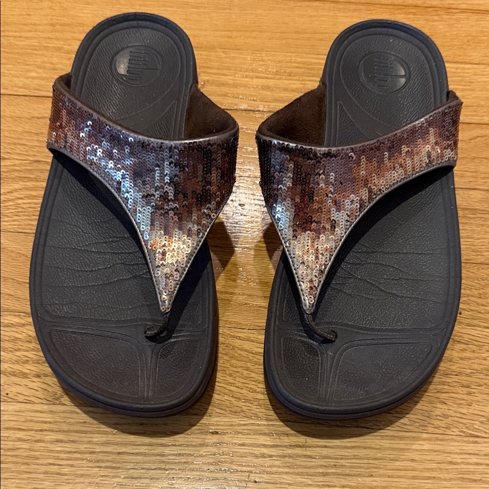 Fitflops women’s size 10 Brown Sequin Thong Sandals. Great condition